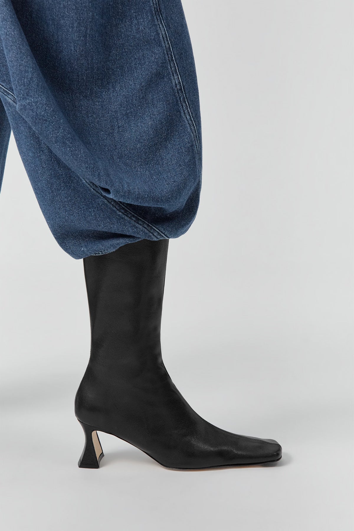 Araxi Black Boots