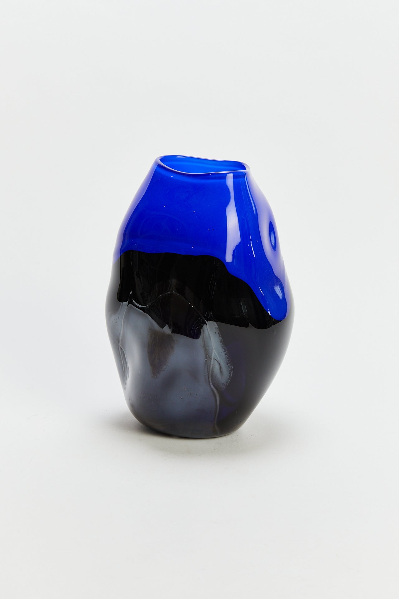 אגרטל כחול שחור