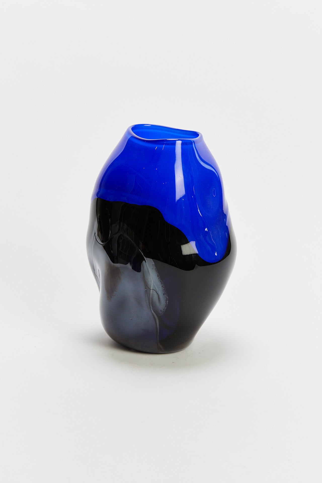 אגרטל כחול שחור