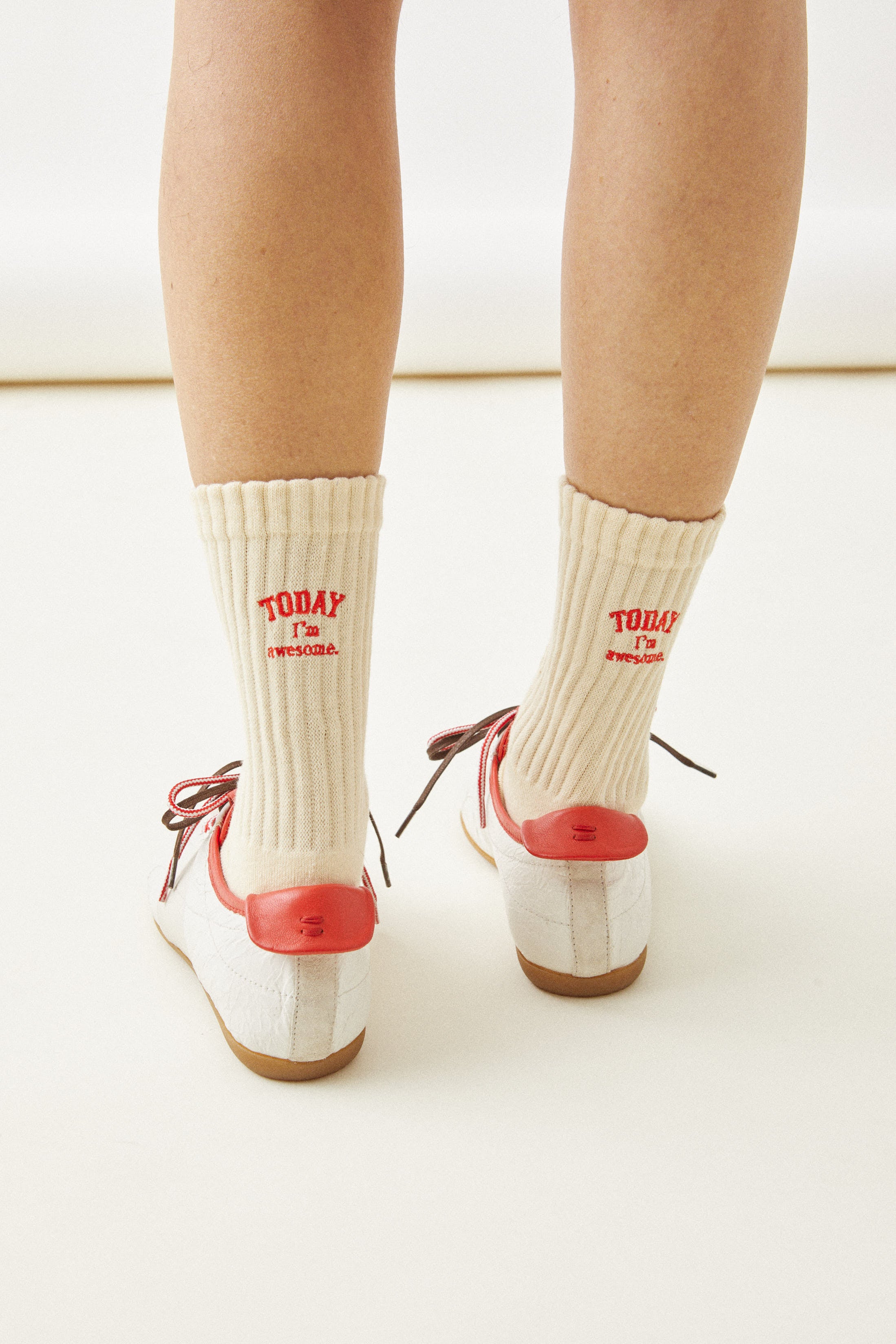 סניקרס בד לבנות