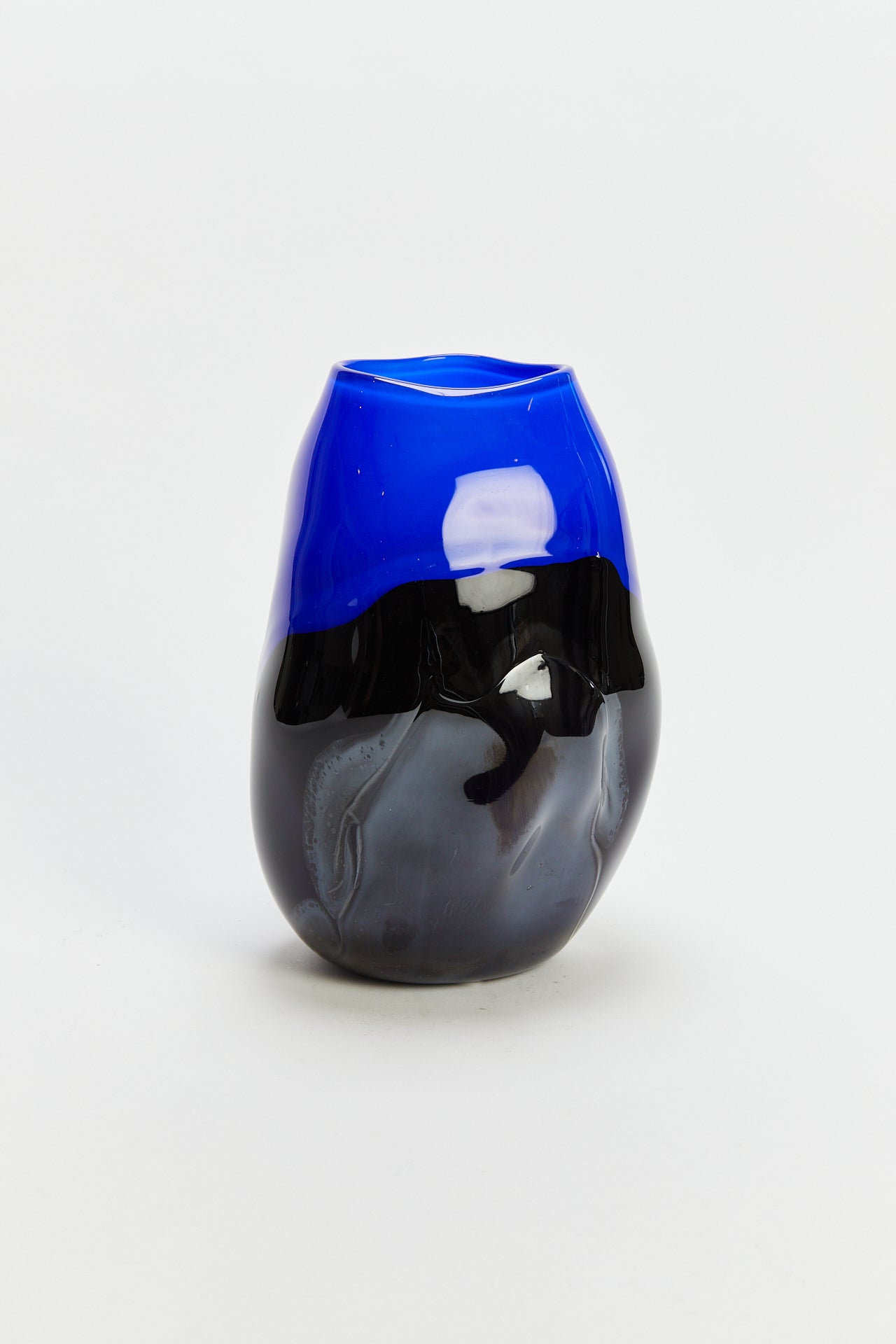 אגרטל כחול שחור