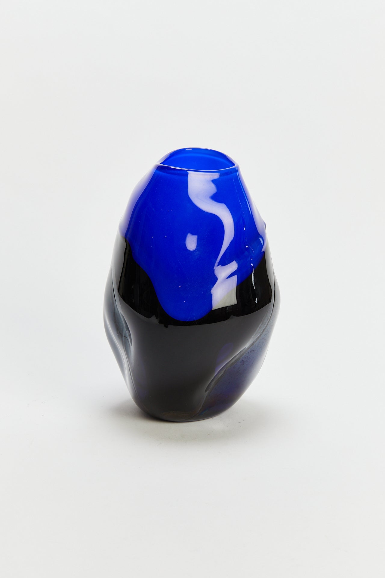 אגרטל כחול שחור