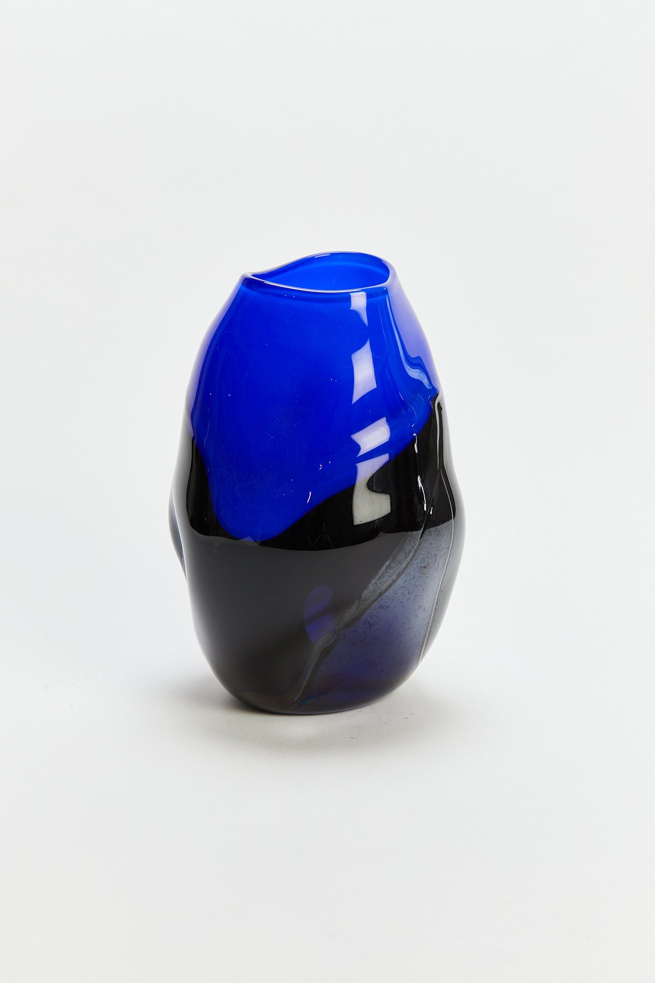 אגרטל כחול שחור