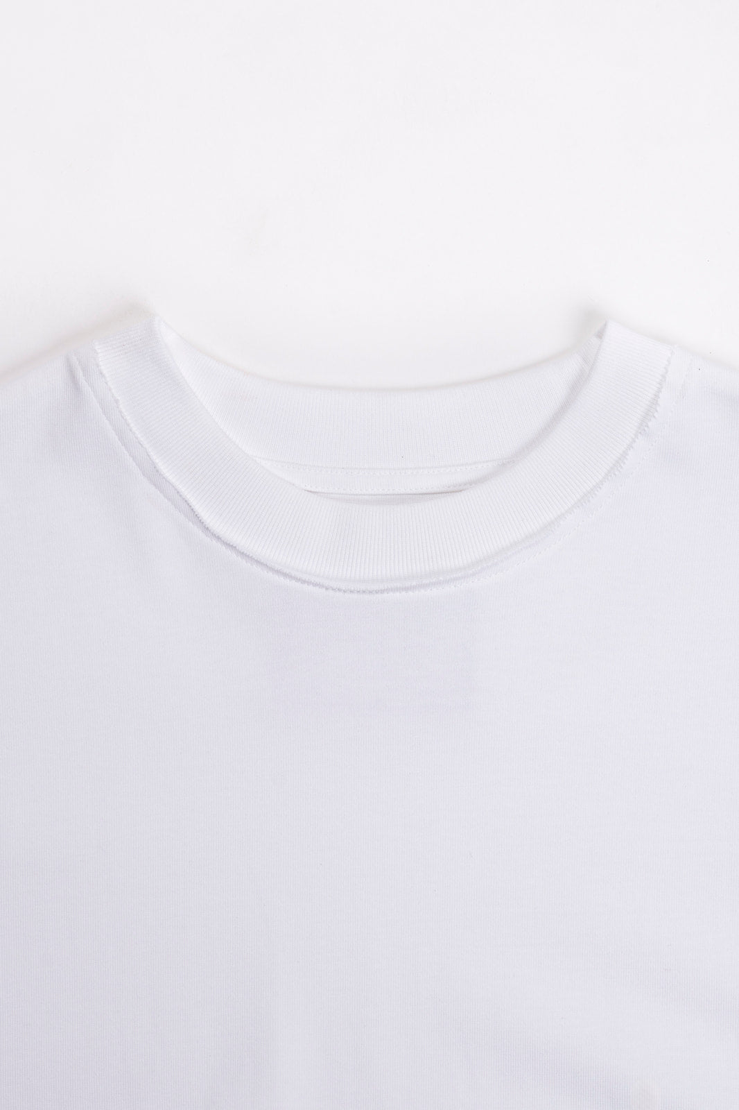 WHITE CREW NECK T-SHIRT - RELAXED UNISEX FITLOGO PATCH