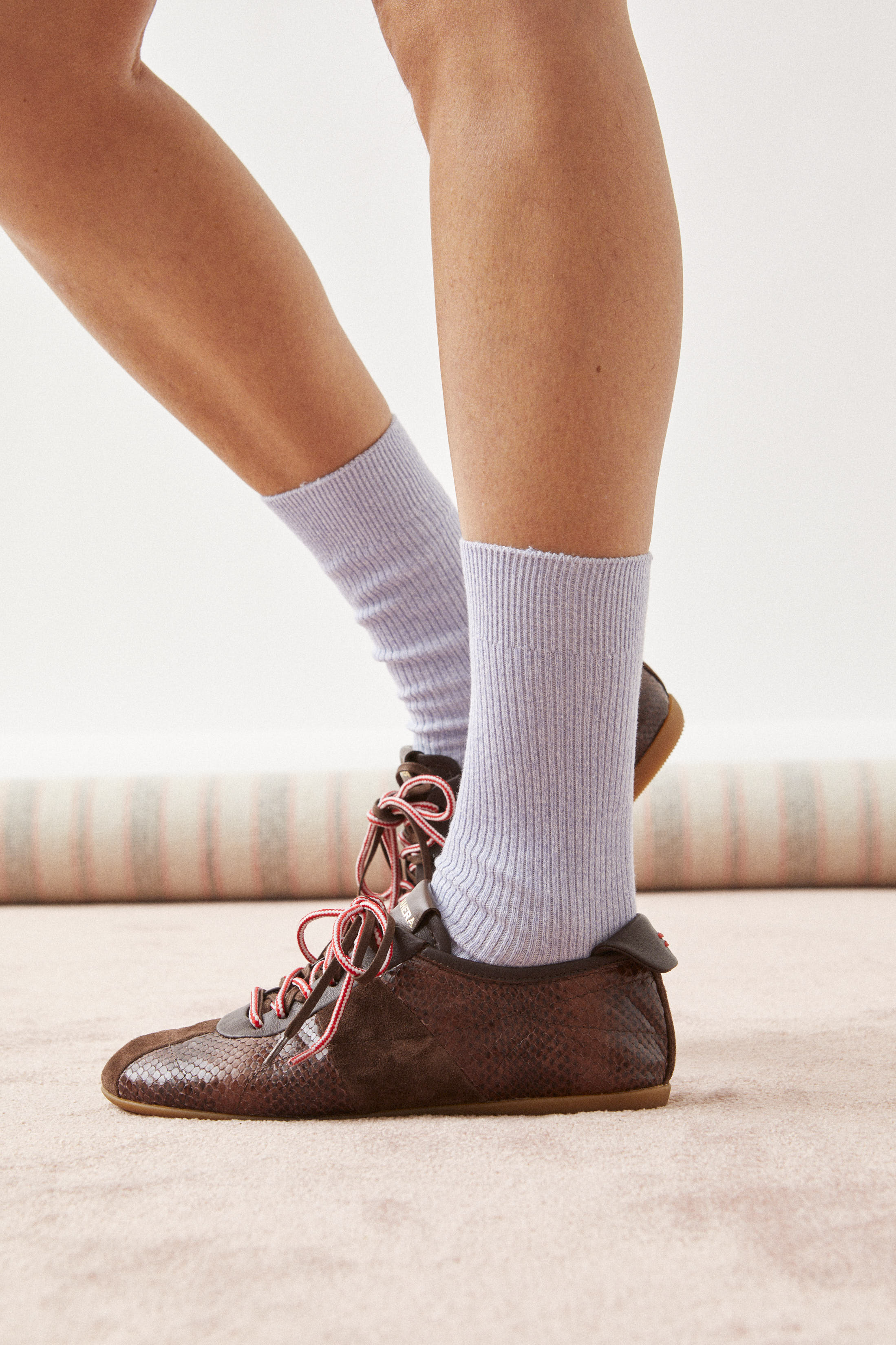 סניקרס בד חומות