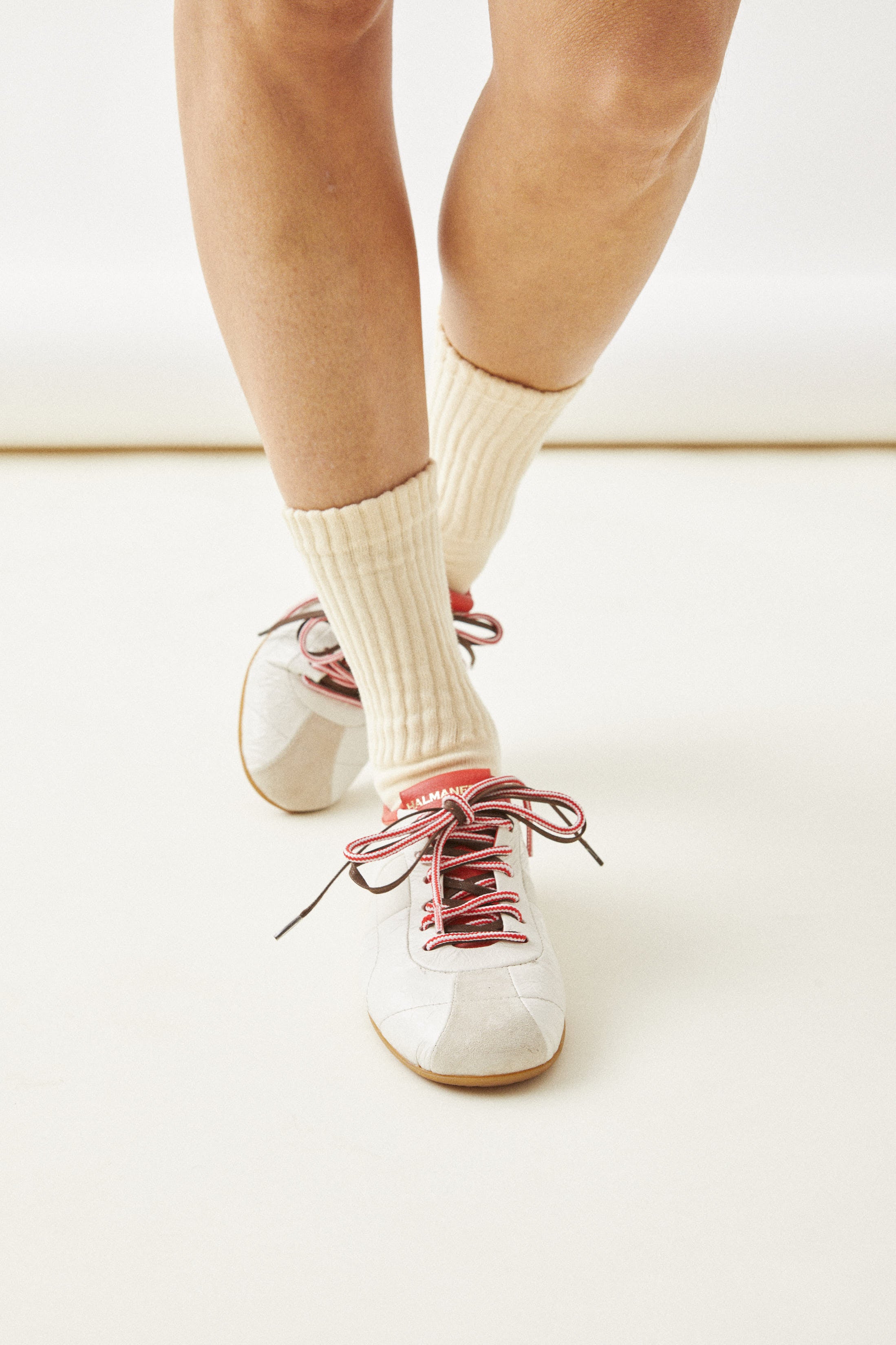 סניקרס בד לבנות